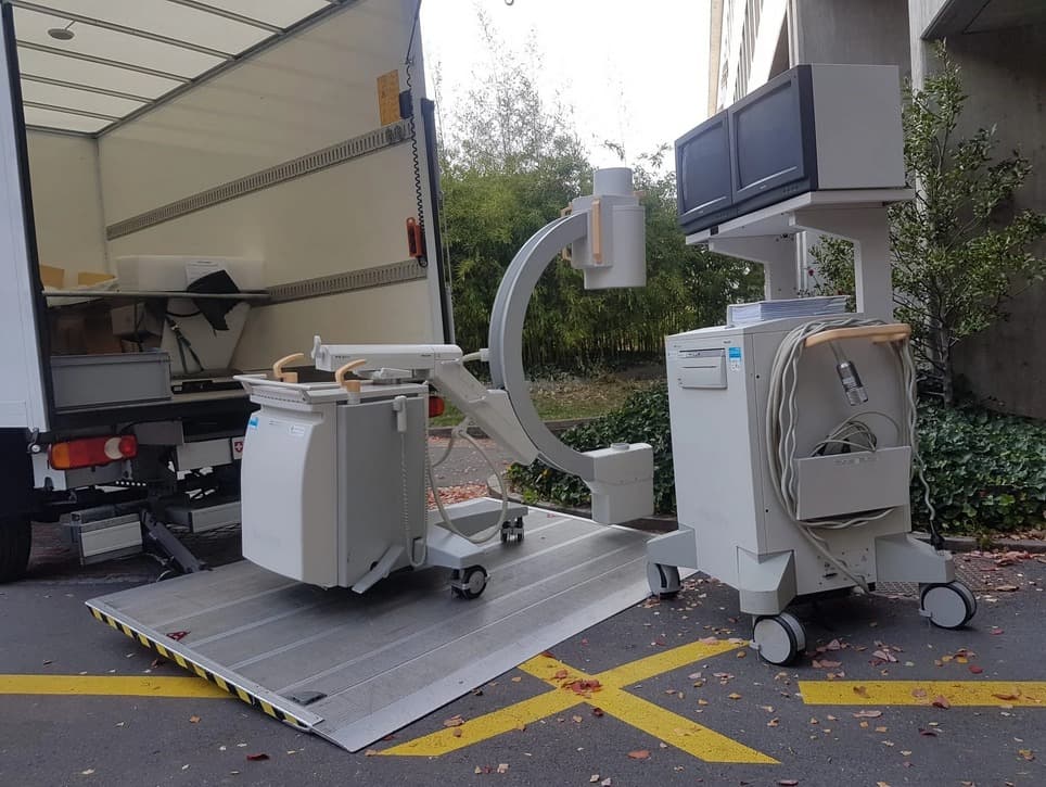 Fachgerechter Transport von C-Bogen Röntgengeräten und weiteren medizinischen Geräten.